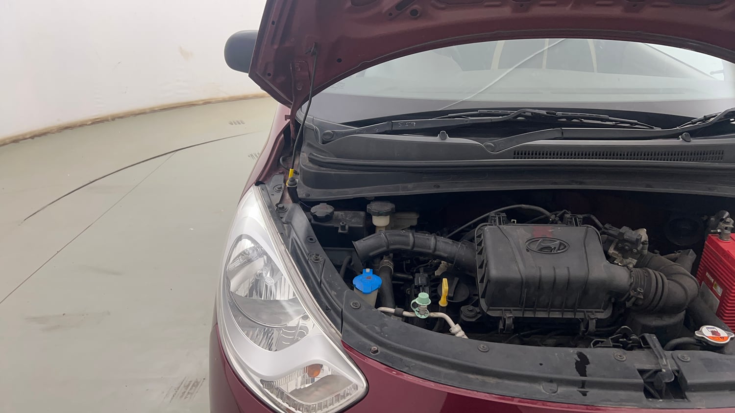 Used 2015 Hyundai i10 Magna 1.1 iRDE2 Petrol Manual engine ENGINE RIGHT SIDE HINGE & APRON VIEW