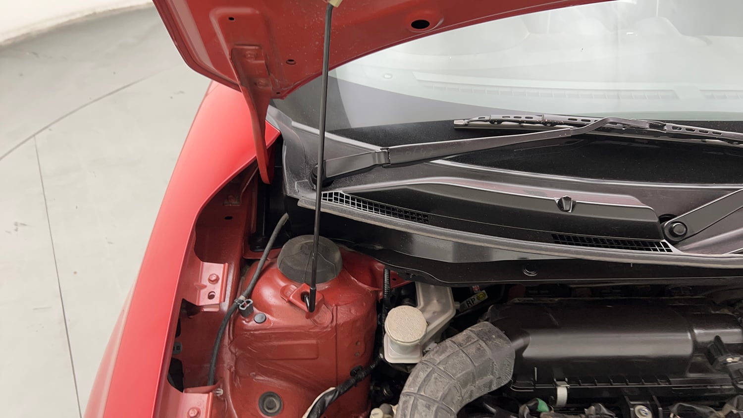 Used 2022 Maruti Suzuki Swift ZXi AMT Petrol Automatic engine ENGINE RIGHT SIDE HINGE & APRON VIEW