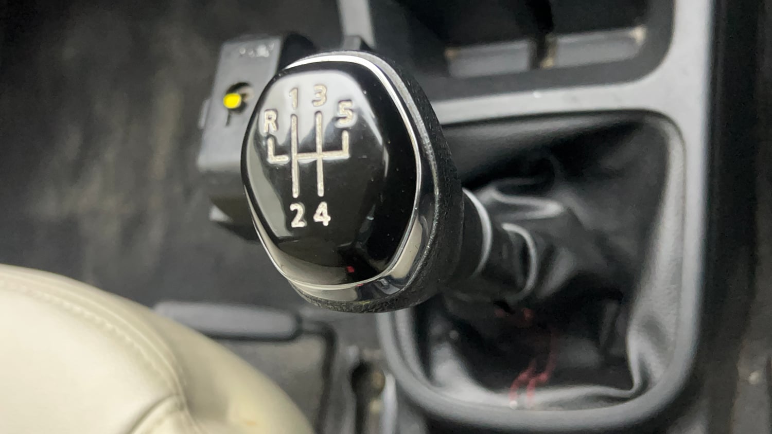 Used 2020 Renault Kwid RXT 1.0 Opt Petrol Manual interior GEAR  KNOB VIEW