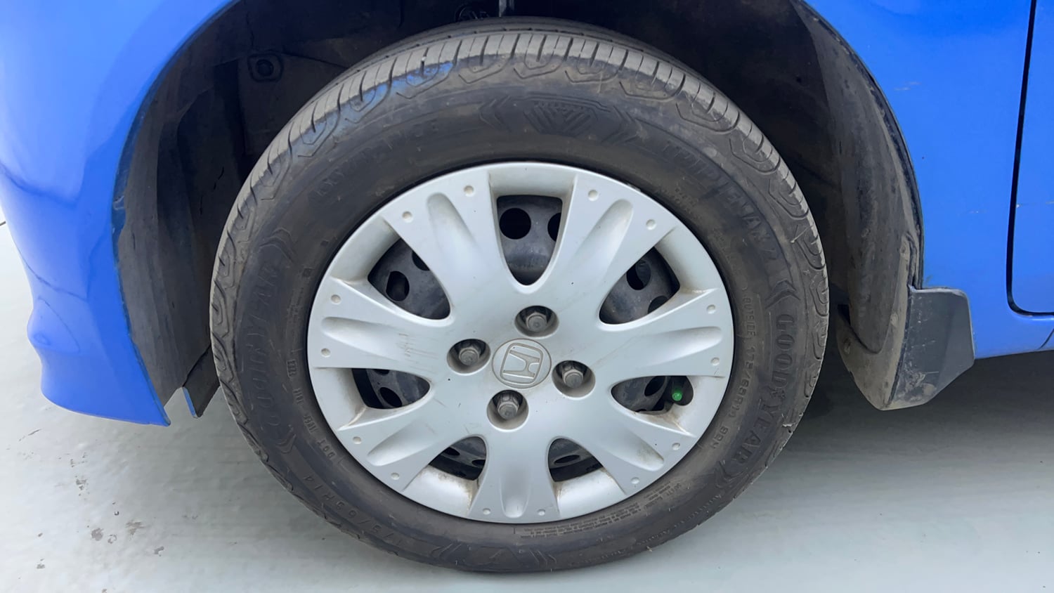 Used 2013 Honda Brio S MT Petrol Manual tyres LEFT FRONT TYRE RIM VIEW