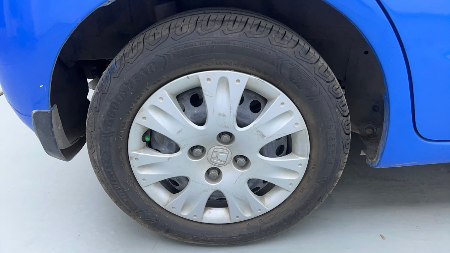 Used 2013 Honda Brio S MT Petrol Manual tyres RIGHT REAR TYRE RIM VIEW