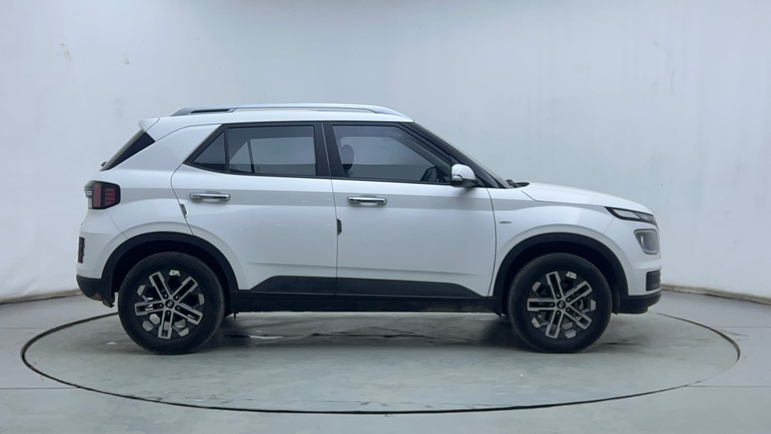 Used 2025 Hyundai Venue SX (O) 1.0 Turbo DCT Petrol Automatic exterior RIGHT SIDE VIEW