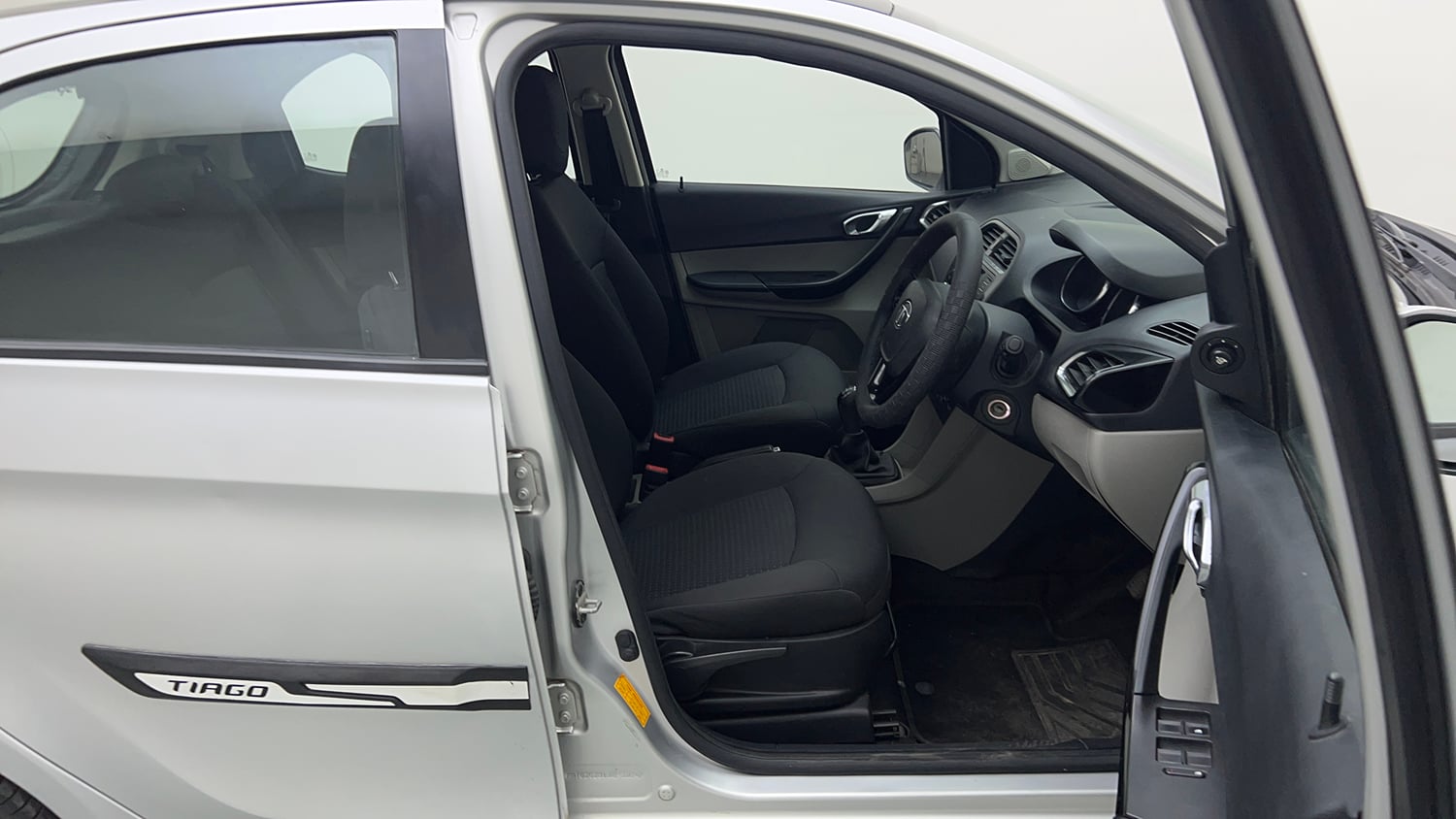 Used 2018 Tata Tiago Revotron XZ Petrol Manual interior RIGHT SIDE FRONT DOOR CABIN VIEW