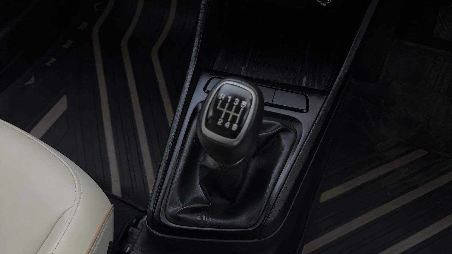 Used 2024 Hyundai Verna SX (O)1.5 Petrol MT Petrol Manual interior GEAR  KNOB VIEW