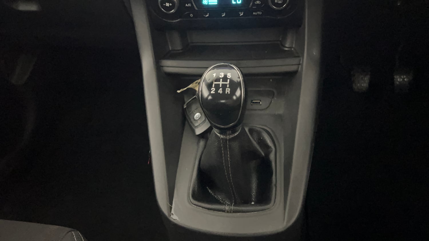 Used 2019 Ford Figo Titanium 1.2 Ti-VCT MT Petrol Manual interior GEAR  KNOB VIEW