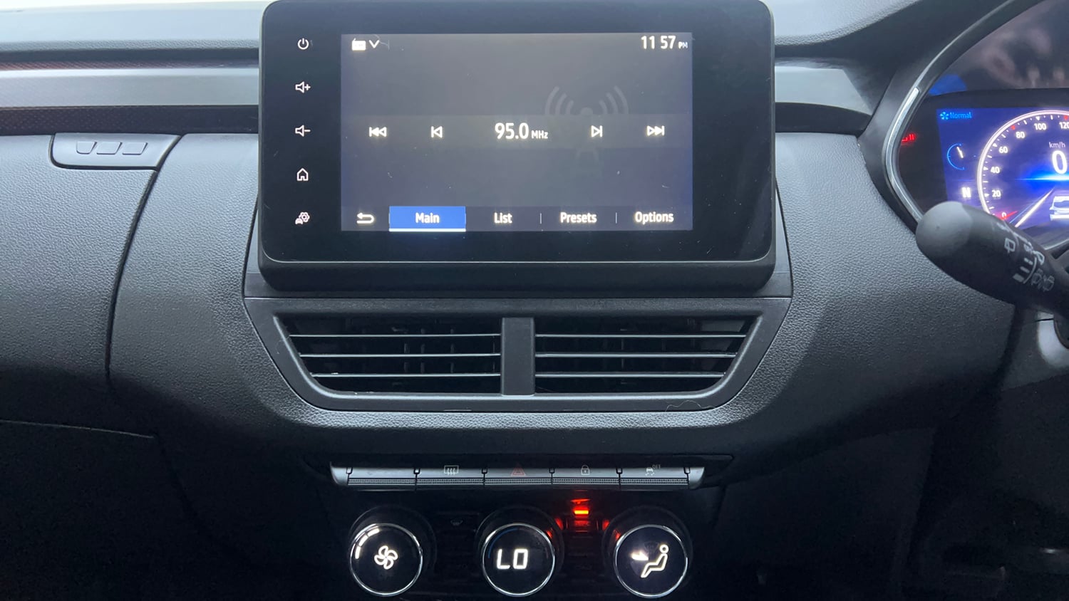 Used 2023 Renault Kiger RXZ AMT Petrol Automatic interior MUSIC SYSTEM & AC CONTROL VIEW
