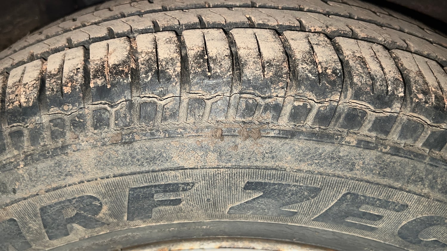 Used 2015 Hyundai i10 Magna 1.1 iRDE2 Petrol Manual tyres LEFT REAR TYRE TREAD VIEW