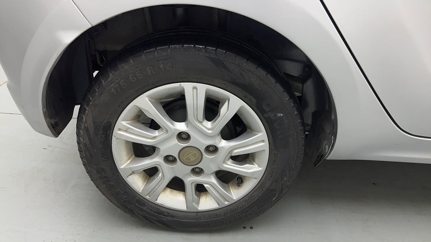 Used 2018 Tata Tiago Revotron XZ Petrol Manual tyres RIGHT REAR TYRE RIM VIEW