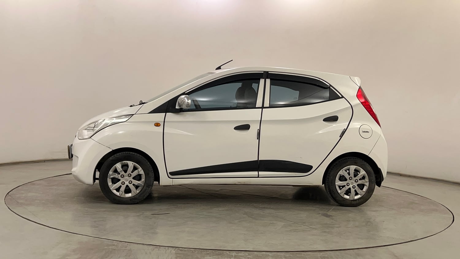 Used 2018 Hyundai Eon Magna + Petrol Manual exterior LEFT SIDE VIEW