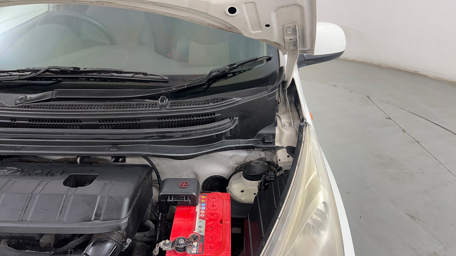 Used 2016 Hyundai Eon 1.0 Kappa Magna + (O) Petrol Manual engine ENGINE LEFT SIDE HINGE & APRON VIEW