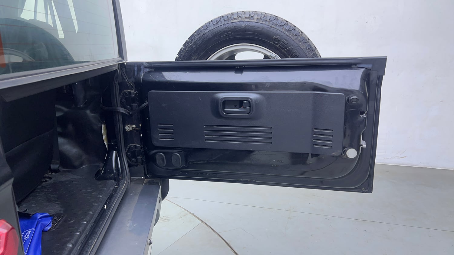Used 2021 mahindra Thar LX Hard Top Petrol AT 4WD Petrol Automatic interior DICKY DOOR OPEN VIEW