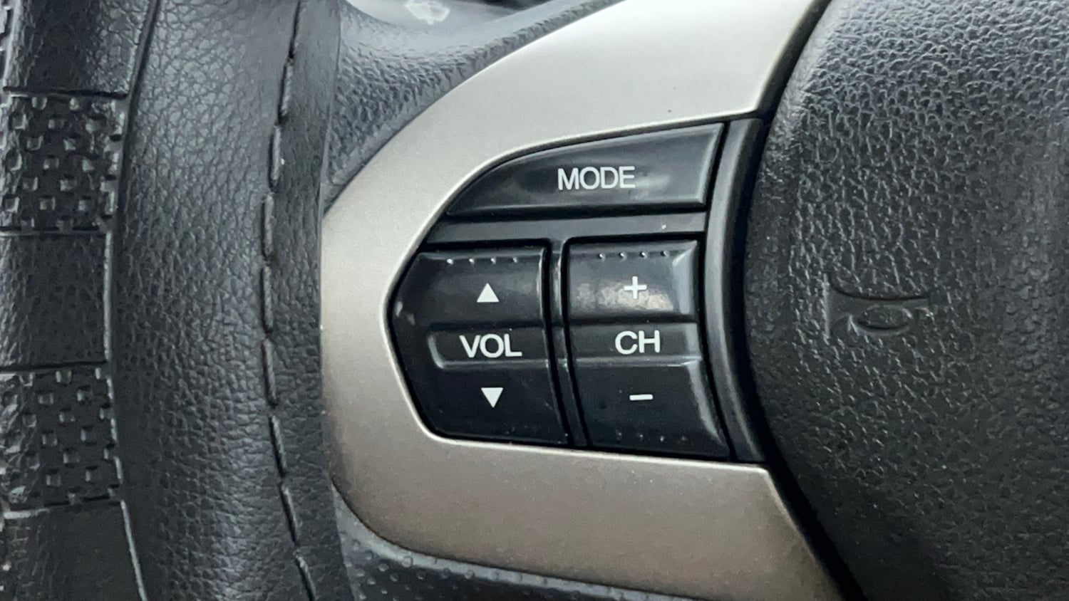 Used 2017 Honda Amaze 1.2 S i-VTEC Petrol Manual top_features Steering mounted controls