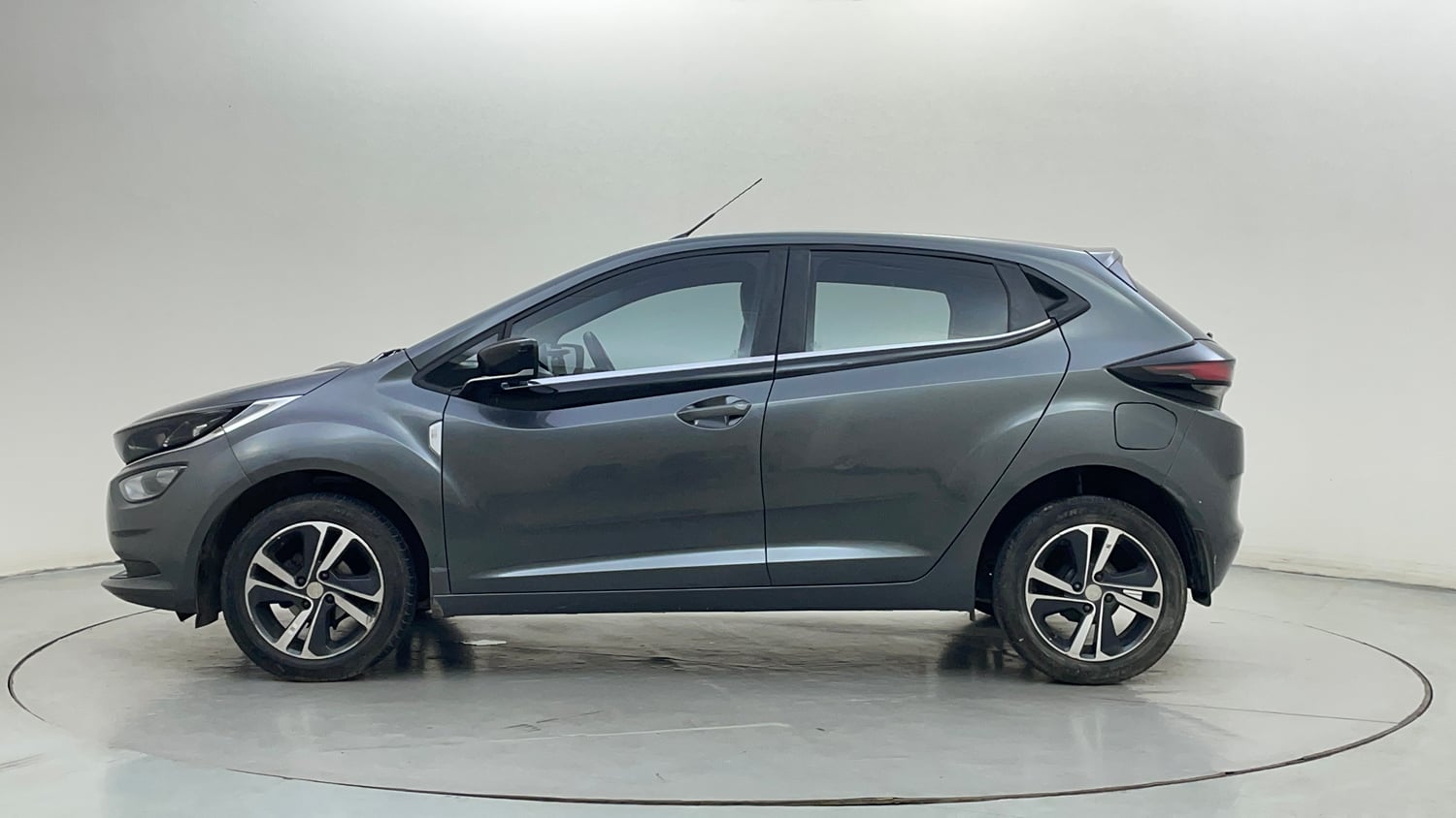 Used 2022 Tata Altroz XZ Petrol Petrol Manual exterior LEFT SIDE VIEW