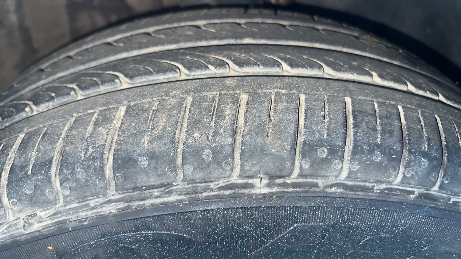 Used 2013 Volkswagen Polo Comfortline 1.2L (P) Petrol Manual tyres RIGHT FRONT TYRE TREAD VIEW