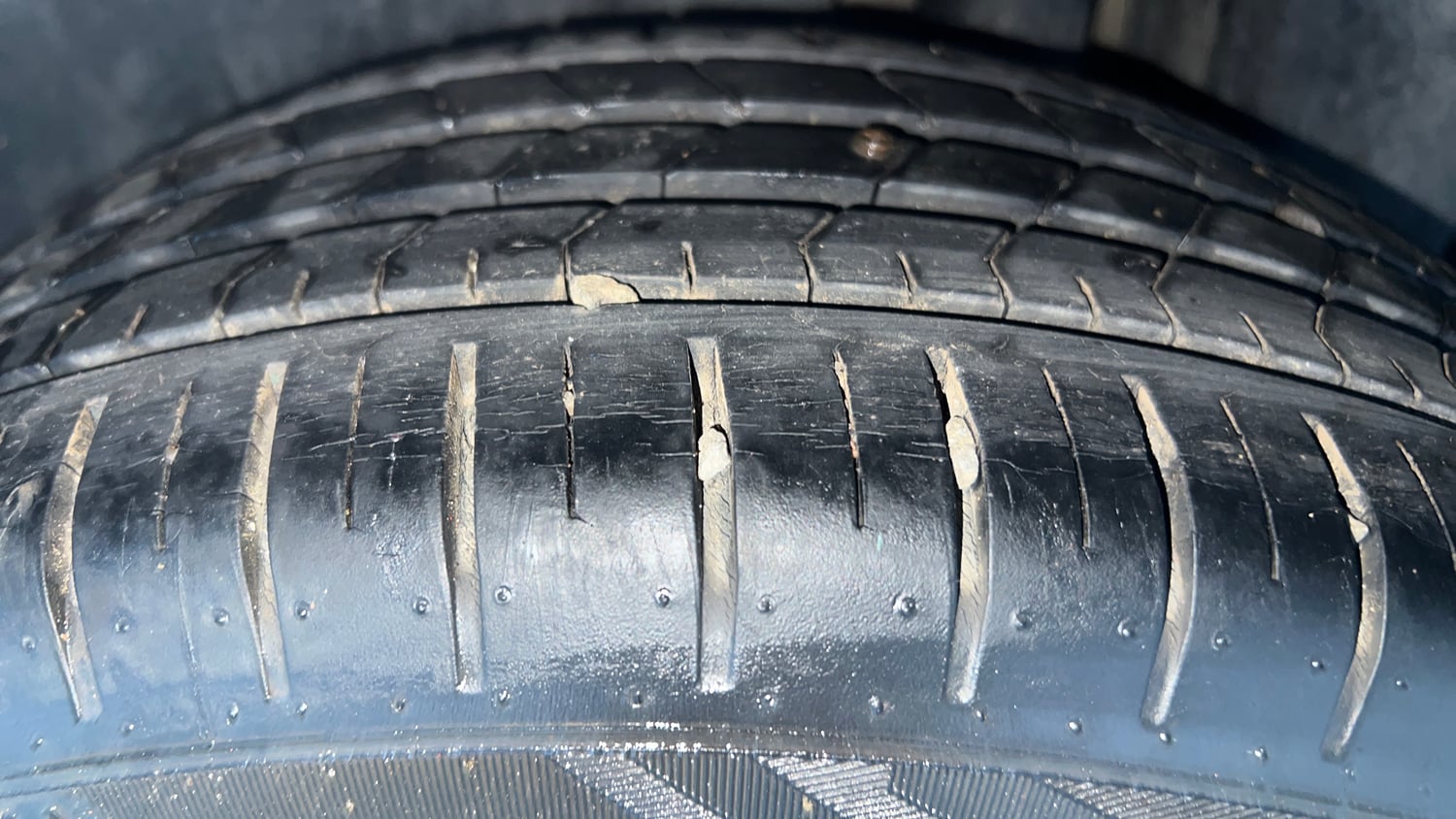 Used 2019 Maruti Suzuki Ciaz Alpha Hybrid 1.5 AT Petrol Automatic tyres LEFT REAR TYRE TREAD VIEW
