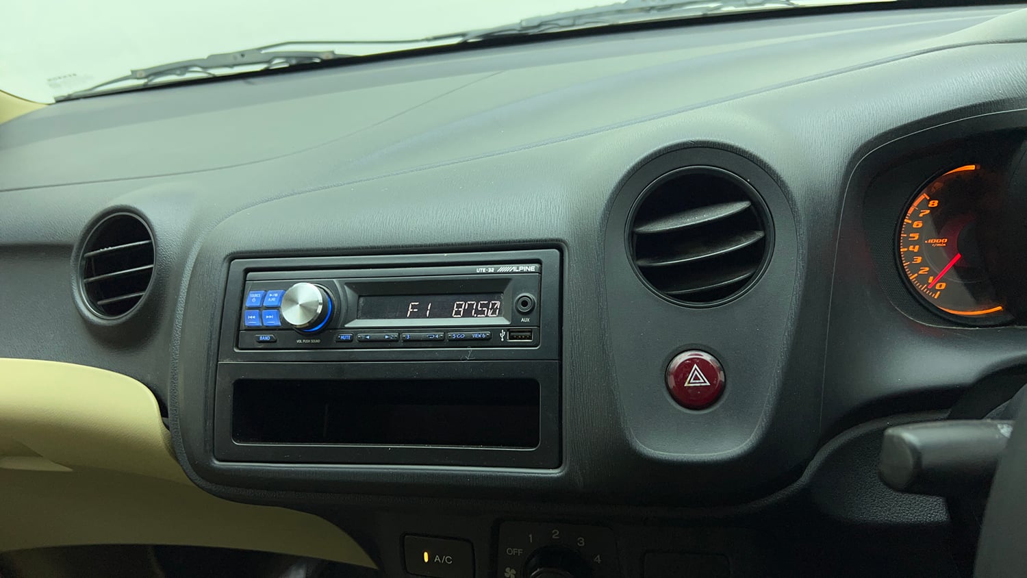 Used 2014 Honda Amaze 1.2 EX i-VTEC Petrol Manual top_features Integrated (in-dash) music system