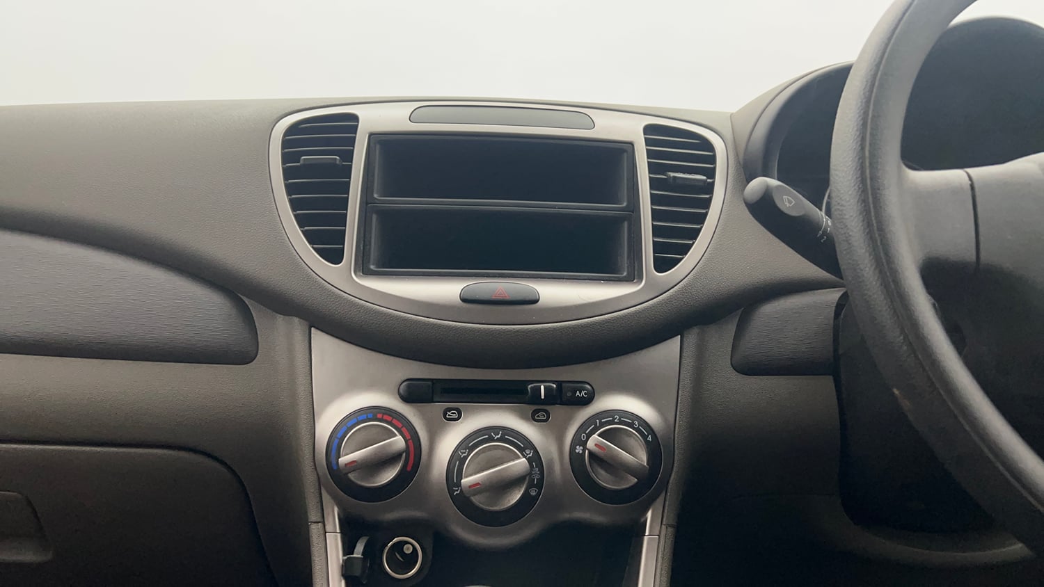 Used 2015 Hyundai i10 Magna 1.1 iRDE2 Petrol Manual interior MUSIC SYSTEM & AC CONTROL VIEW
