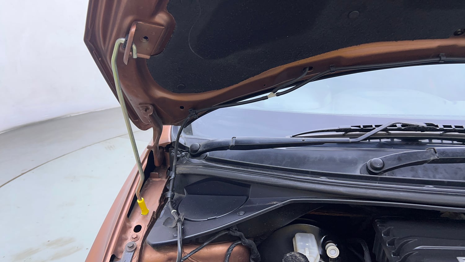 Used 2018 Tata Tigor Revotron XZA Petrol Automatic engine ENGINE RIGHT SIDE HINGE & APRON VIEW