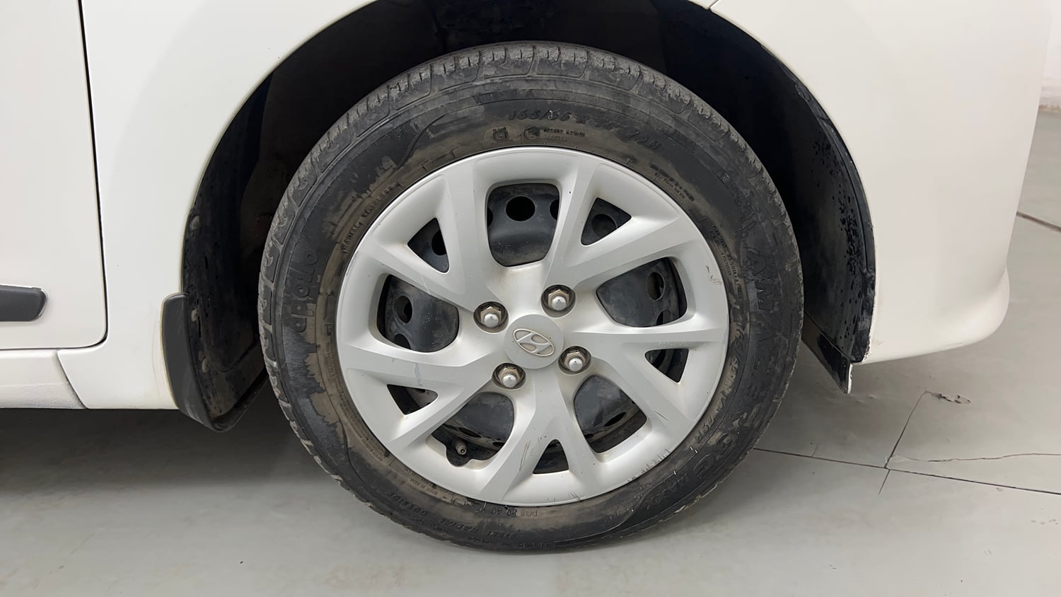 Used 2017 Hyundai Grand i10 Sportz (O) 1.2 Kappa VTVT Petrol Manual tyres RIGHT FRONT TYRE RIM VIEW