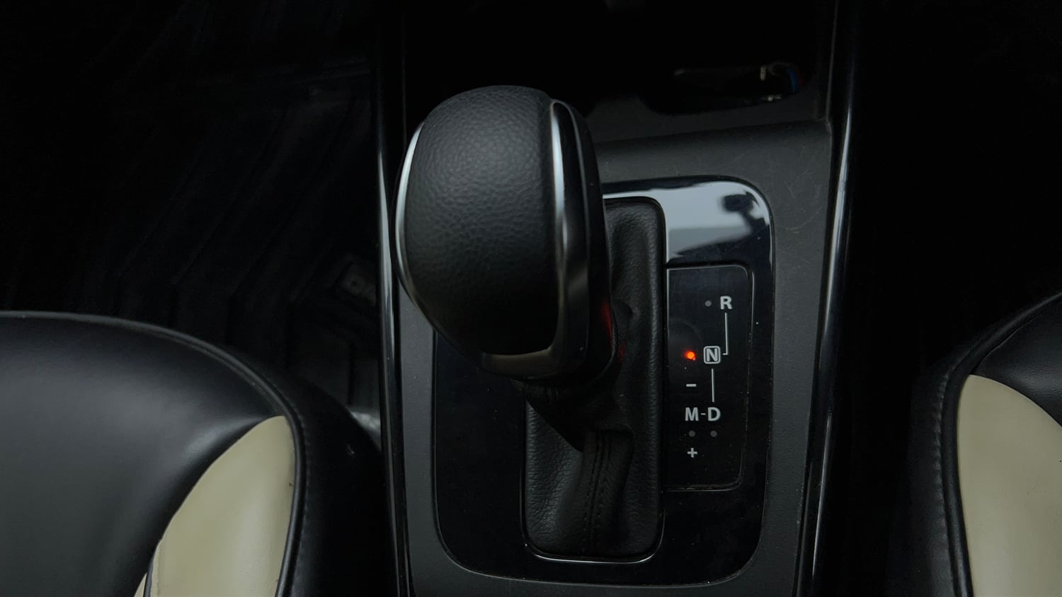 Used 2023 Toyota Glanza G AMT Petrol Automatic interior GEAR  KNOB VIEW