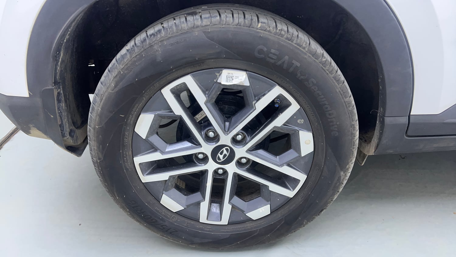 Used 2025 Hyundai Venue SX (O) 1.0 Turbo DCT Petrol Automatic tyres RIGHT REAR TYRE RIM VIEW