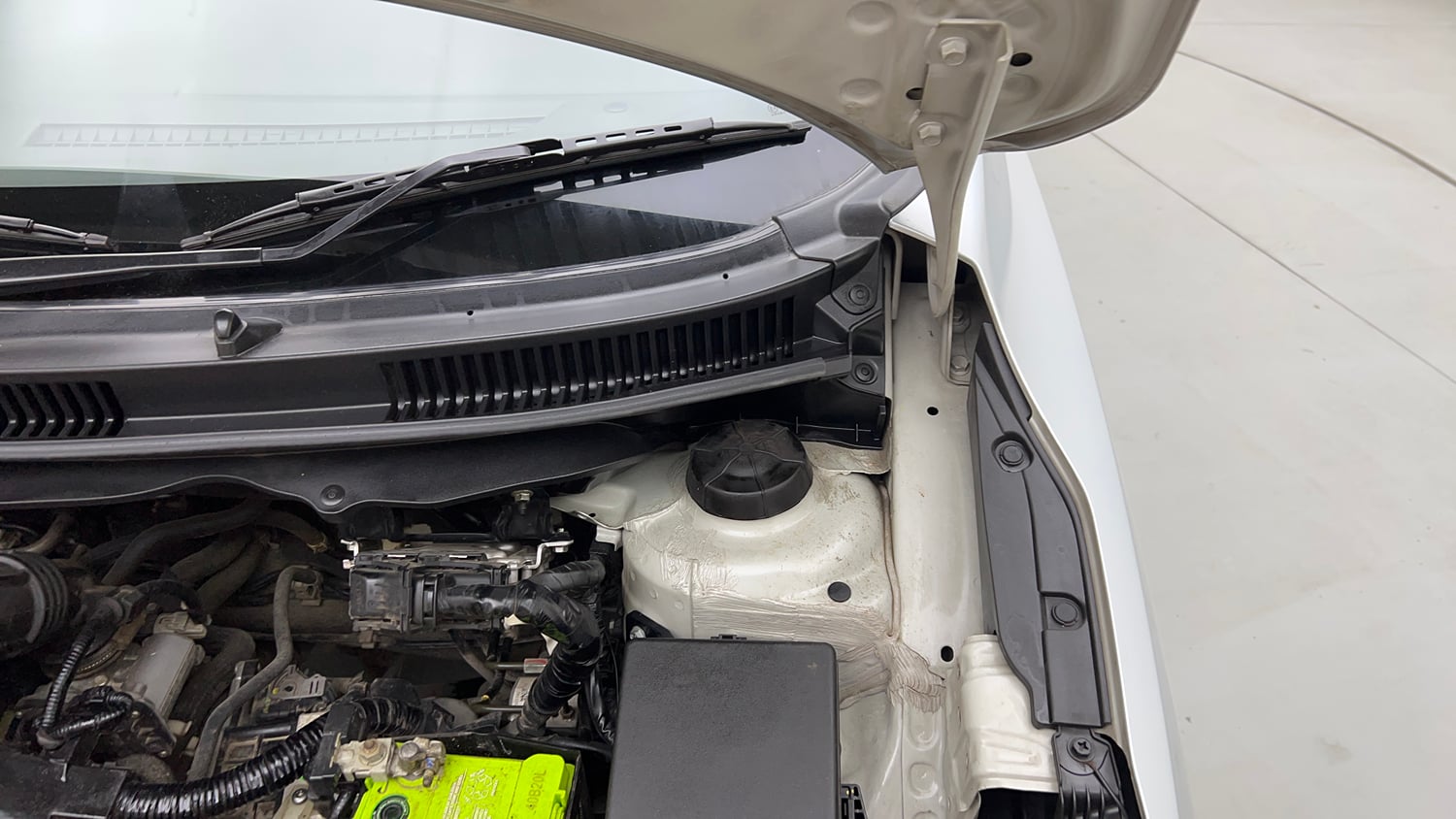 Used 2023 Toyota Glanza G AMT Petrol Automatic engine ENGINE LEFT SIDE HINGE & APRON VIEW