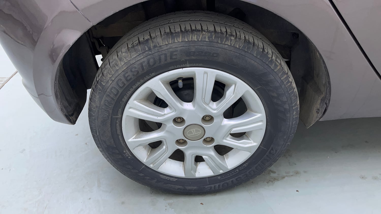 Used 2018 Tata Tiago Revotron XZA Petrol Automatic tyres RIGHT REAR TYRE RIM VIEW
