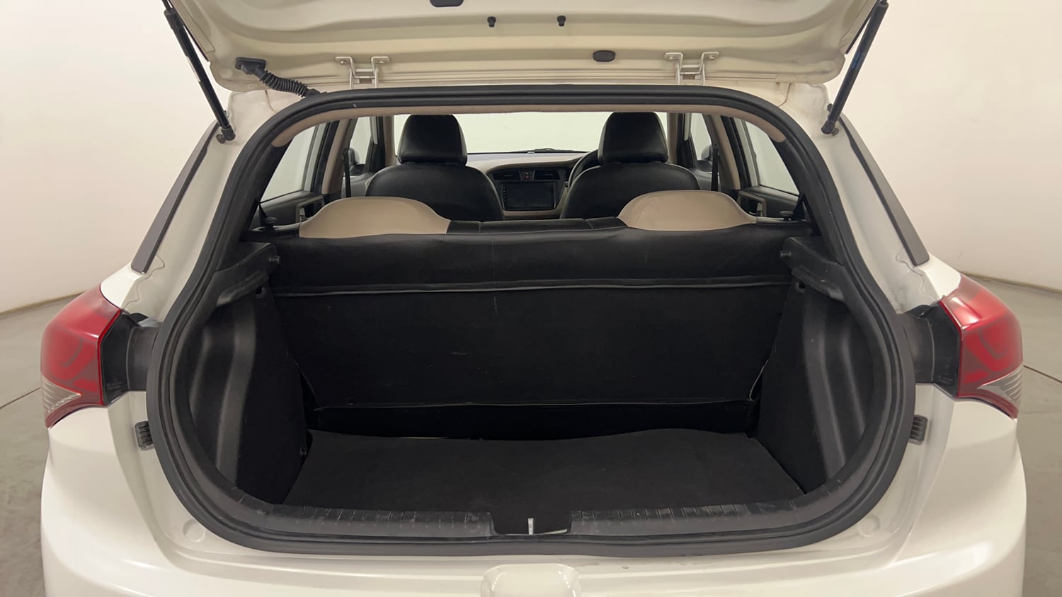 Used 2015 Hyundai Elite i20 Magna 1.2 Petrol Manual interior DICKY INSIDE VIEW