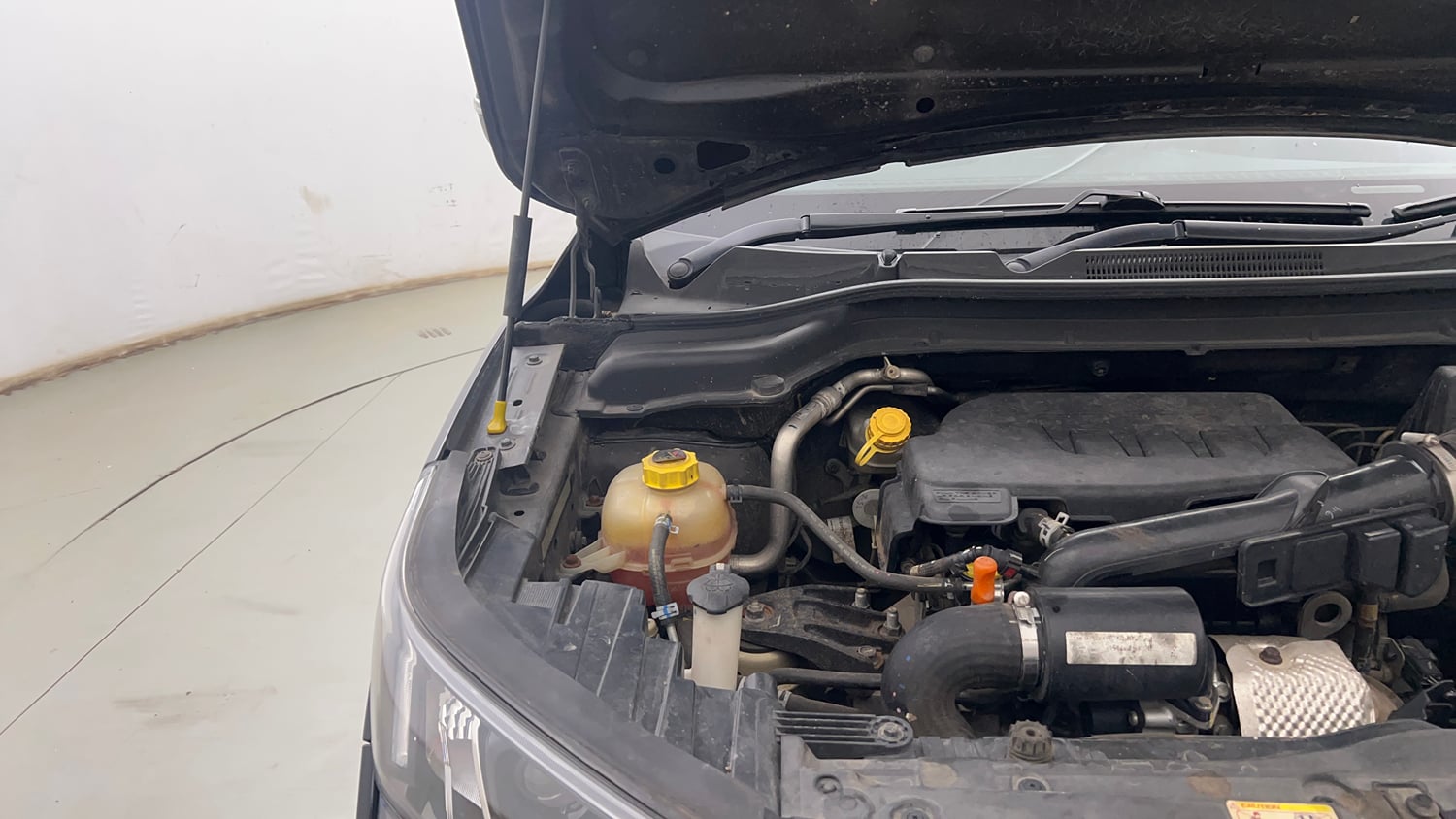 Used 2022 Mahindra XUV 300 W8 (O) 1.2 Petrol Petrol Manual engine ENGINE RIGHT SIDE HINGE & APRON VIEW