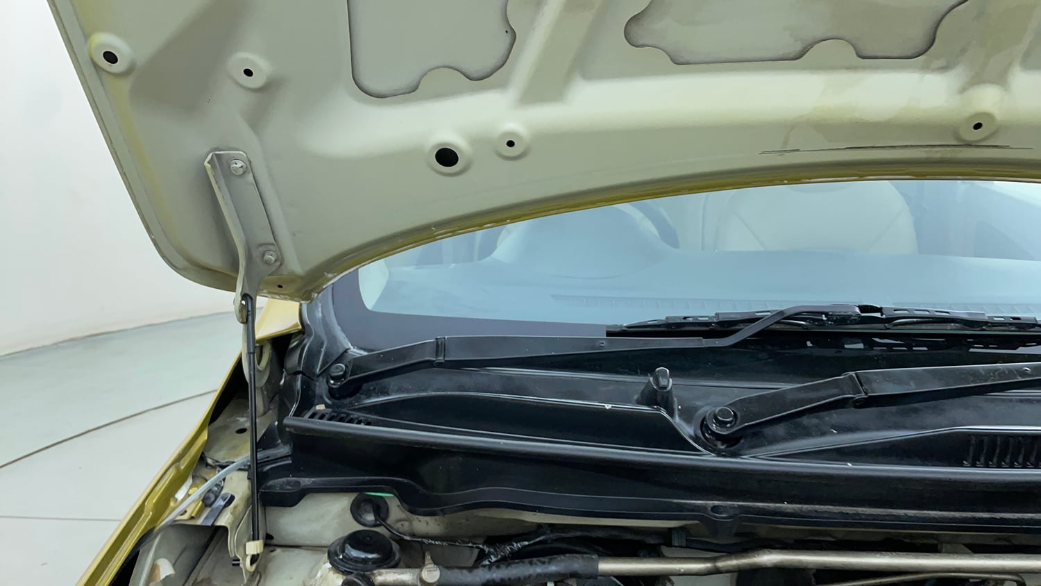 Used 2014 Maruti Suzuki Celerio VXi AMT Petrol Automatic engine ENGINE RIGHT SIDE HINGE & APRON VIEW