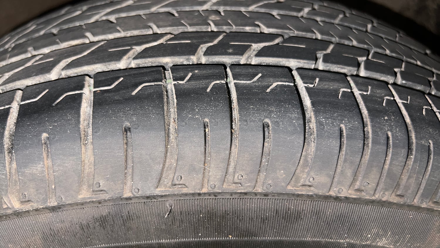 Used 2022 Kia Carens Prestige Plus 1.4 Petrol MT 7 STR Petrol Manual tyres RIGHT FRONT TYRE TREAD VIEW