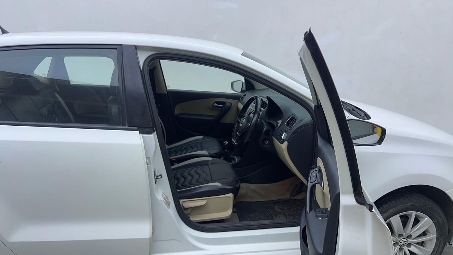 Used 2017 Volkswagen Polo Highline1.2L (P) Petrol Manual interior RIGHT SIDE FRONT DOOR CABIN VIEW