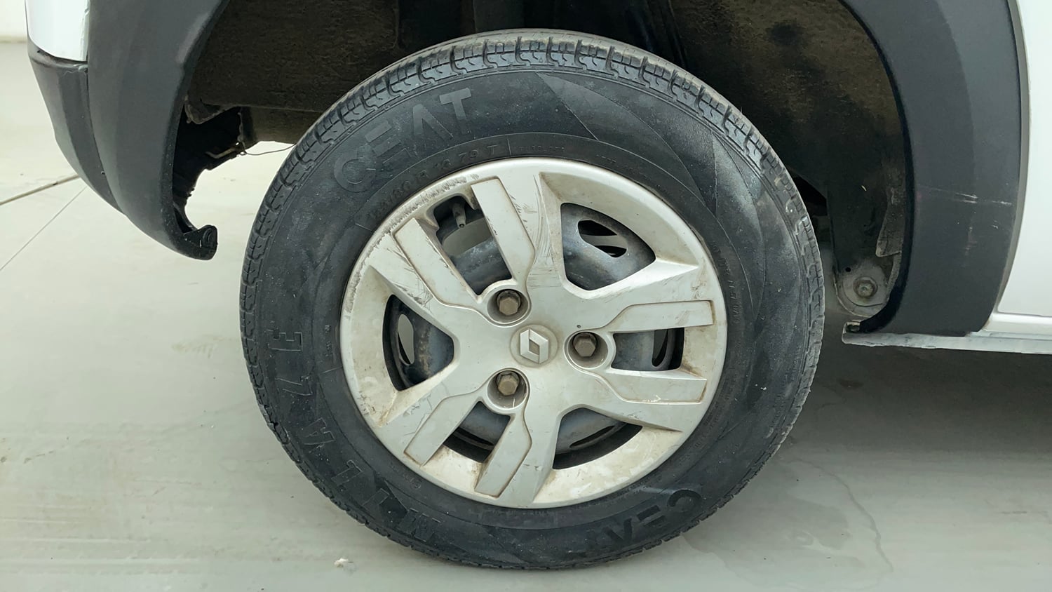 Used 2016 Renault Kwid RXT Petrol Manual tyres RIGHT REAR TYRE RIM VIEW