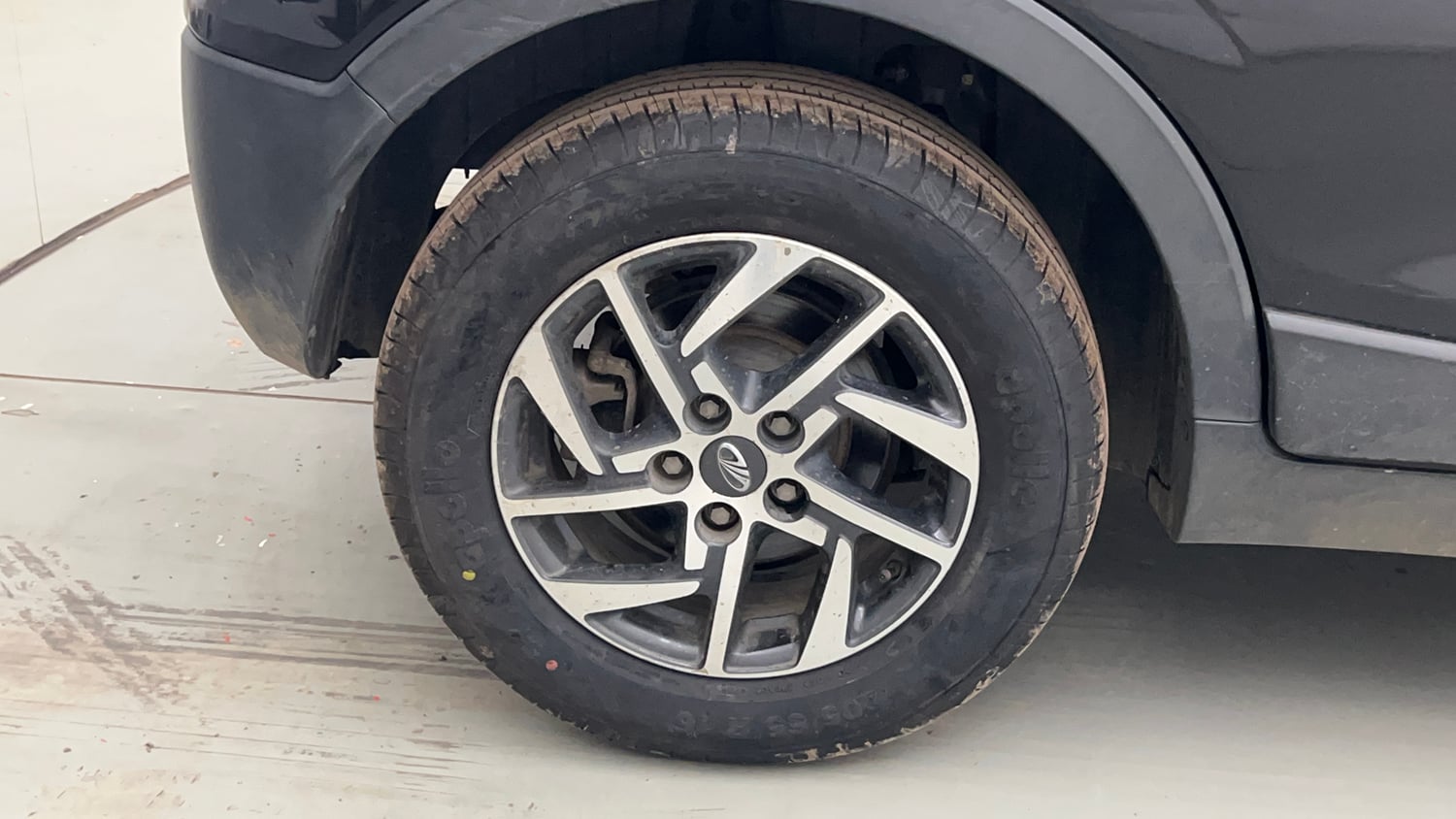 Used 2022 Mahindra XUV 300 W8 (O) 1.2 Petrol Petrol Manual tyres RIGHT REAR TYRE RIM VIEW