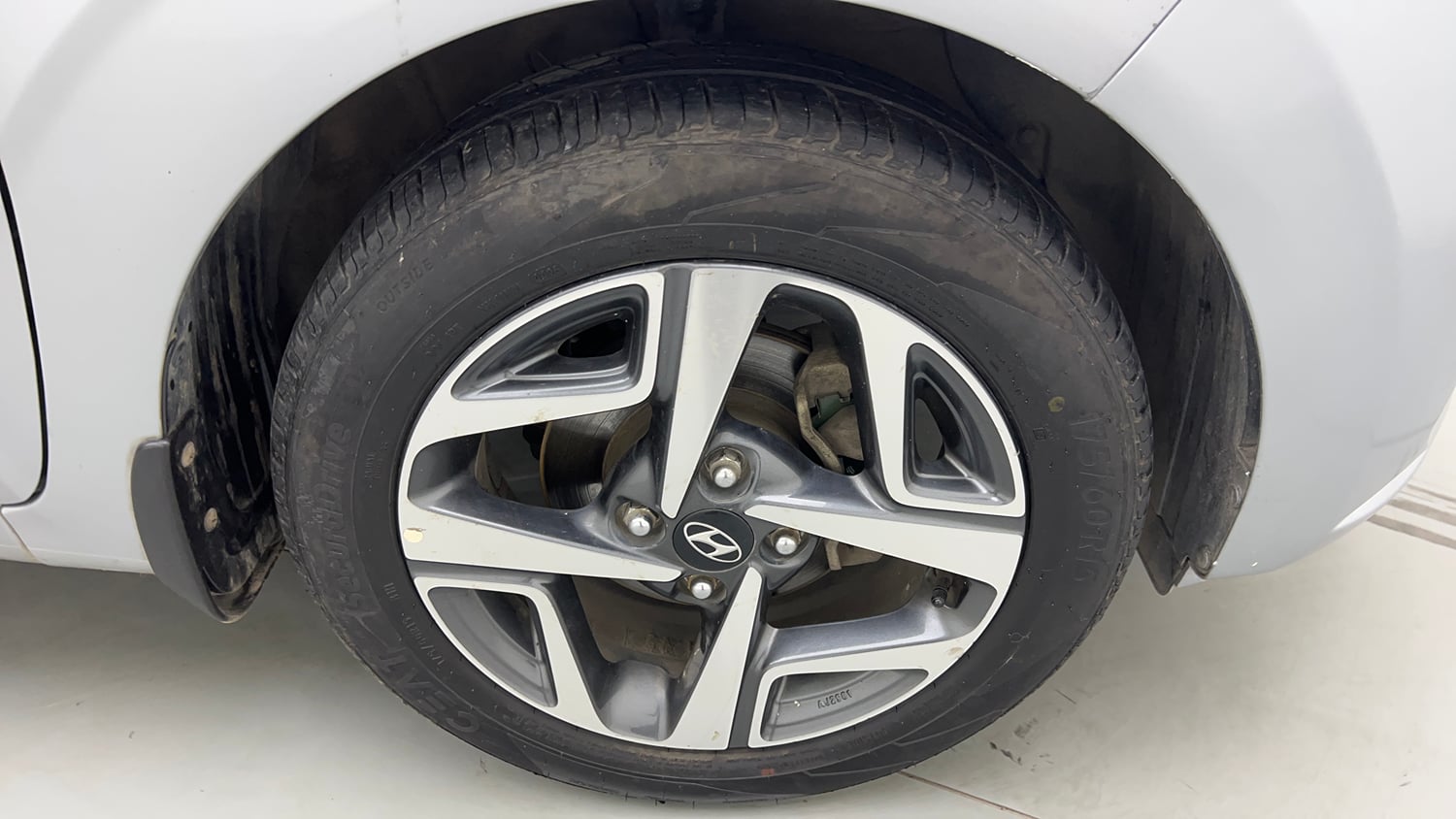 Used 2020 Hyundai Aura SX 1.2 Petrol Petrol Manual tyres RIGHT FRONT TYRE RIM VIEW