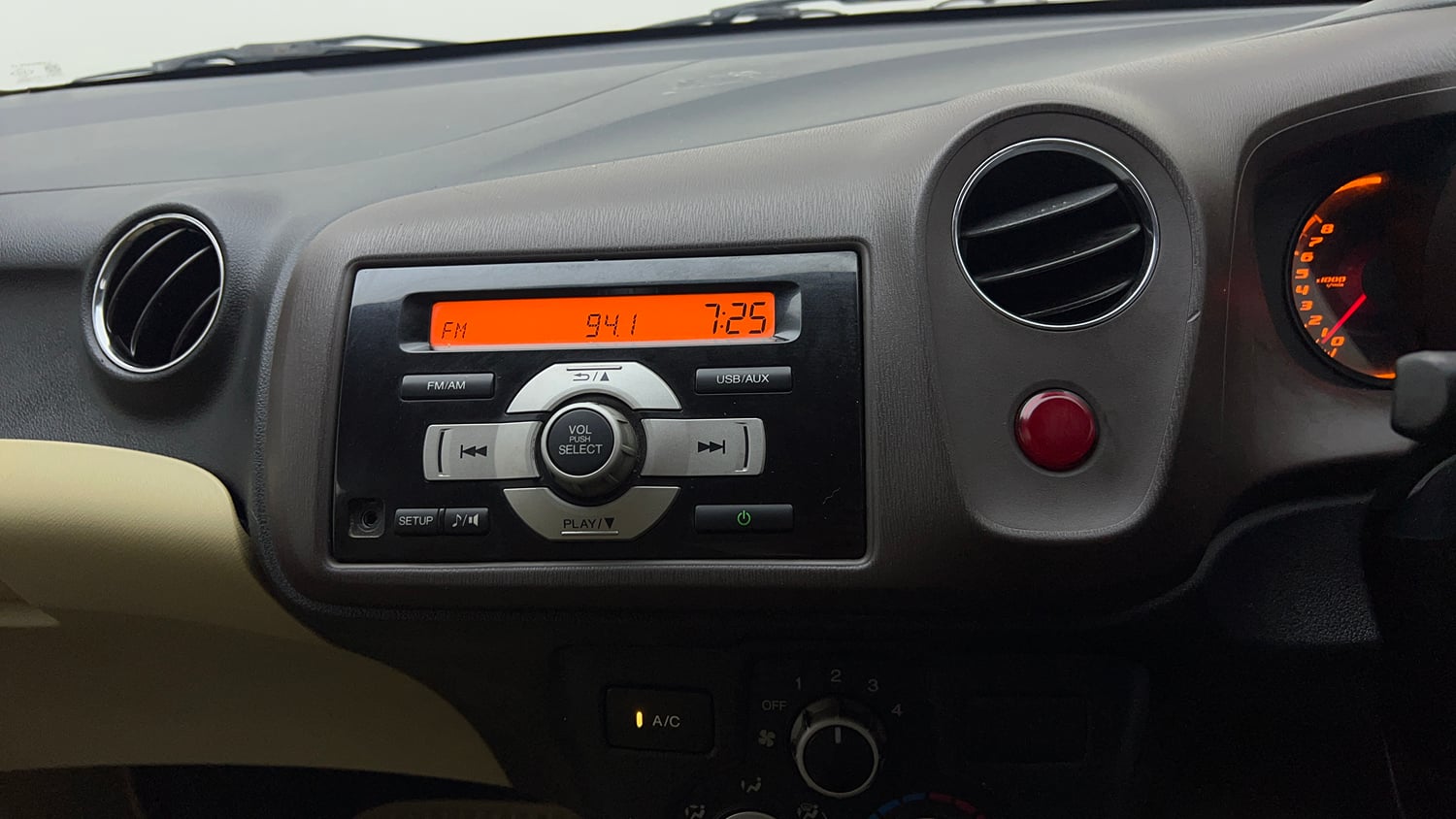 Used 2013 Honda Amaze 1.2 S i-VTEC Petrol Manual top_features Integrated (in-dash) music system