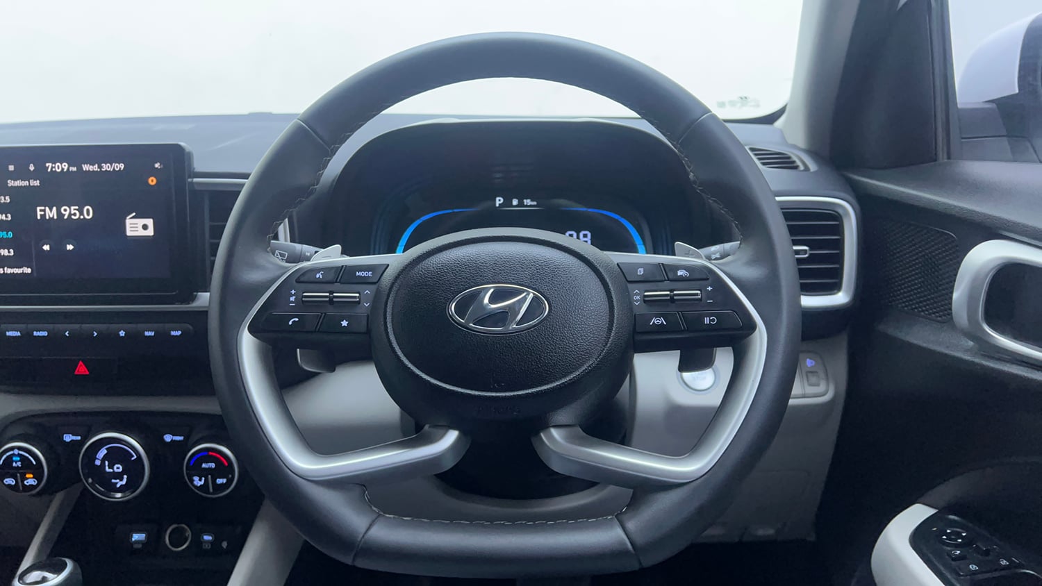 Used 2025 Hyundai Venue SX (O) 1.0 Turbo DCT Petrol Automatic interior STEERING VIEW