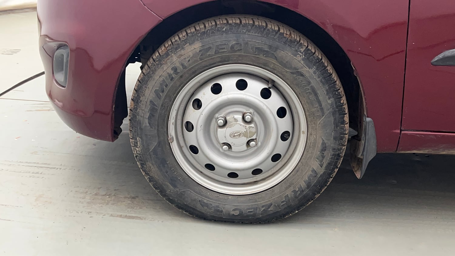 Used 2015 Hyundai i10 Magna 1.1 iRDE2 Petrol Manual tyres LEFT FRONT TYRE RIM VIEW