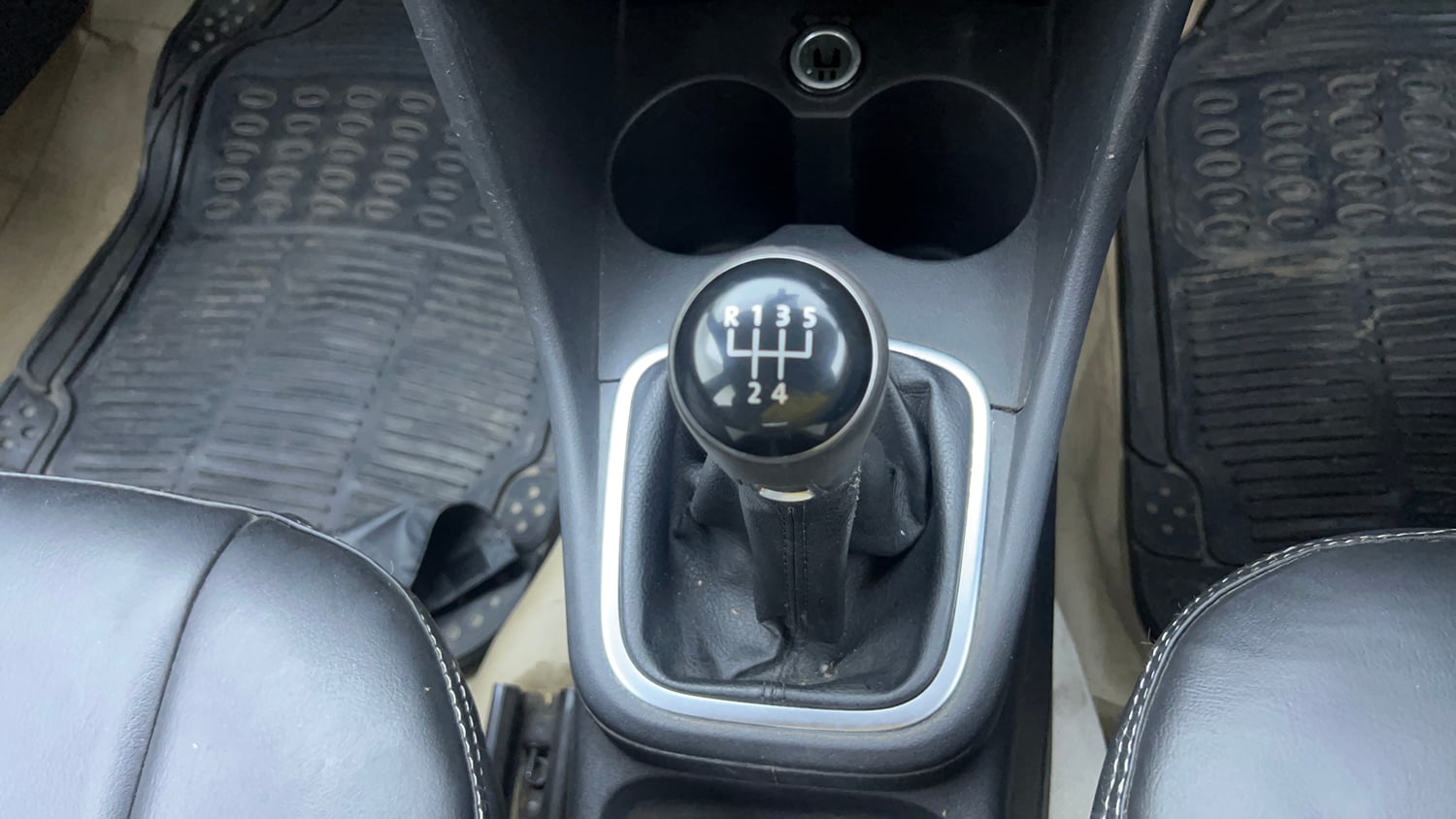 Used 2017 Volkswagen Polo Highline1.2L (P) Petrol Manual interior GEAR  KNOB VIEW