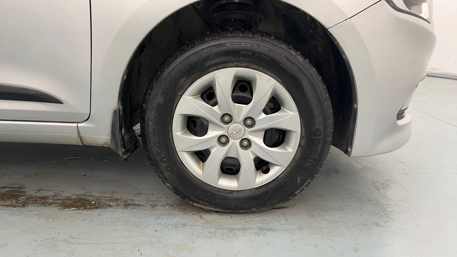 Used 2015 Hyundai Elite i20 Sportz 1.2 Petrol Manual tyres RIGHT FRONT TYRE RIM VIEW