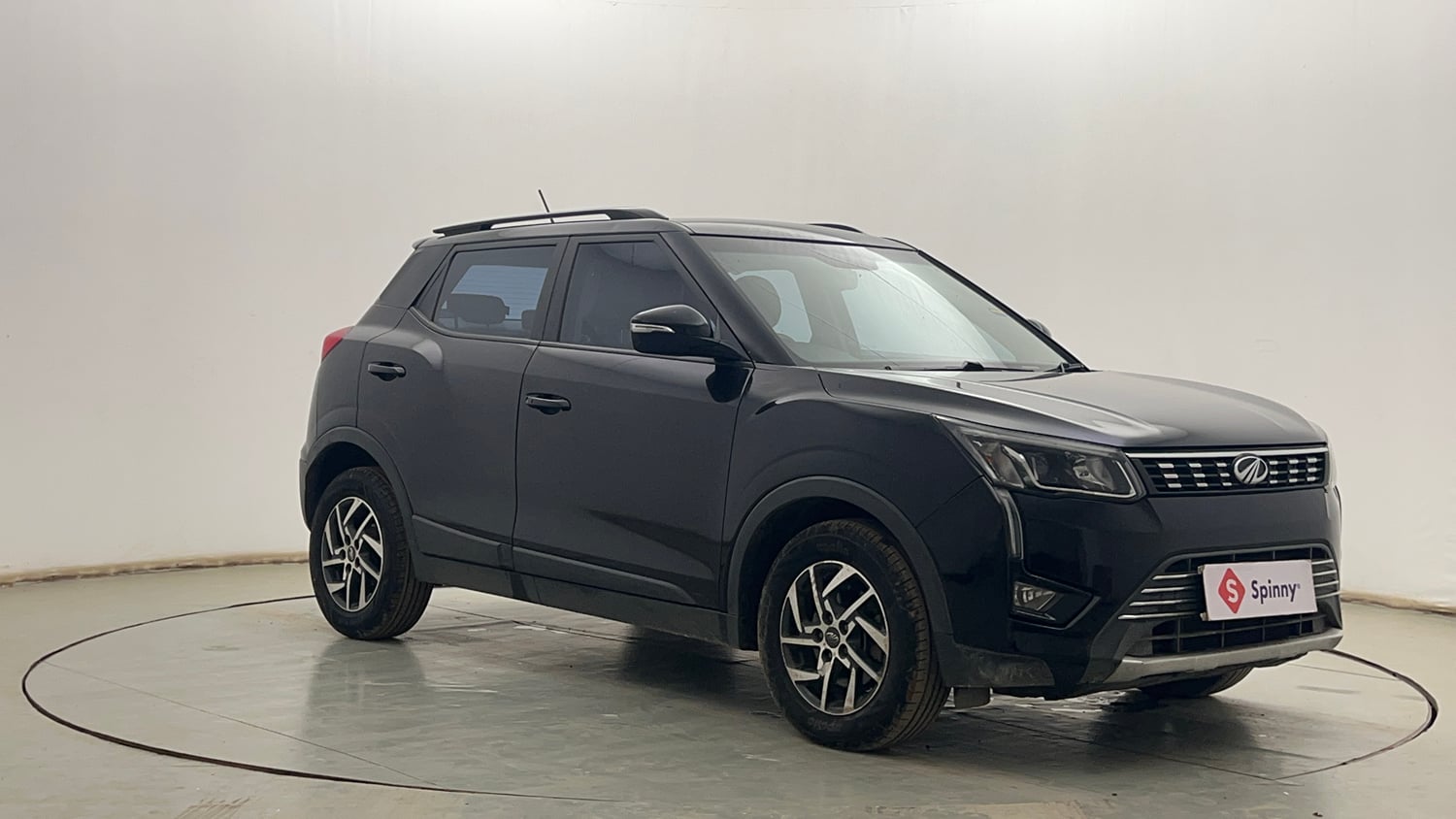 Used 2022 Mahindra XUV 300 W8 (O) 1.2 Petrol Petrol Manual exterior RIGHT FRONT CORNER VIEW