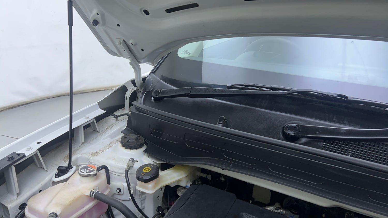 Used 2025 Hyundai Venue SX (O) 1.0 Turbo DCT Petrol Automatic engine ENGINE RIGHT SIDE HINGE & APRON VIEW
