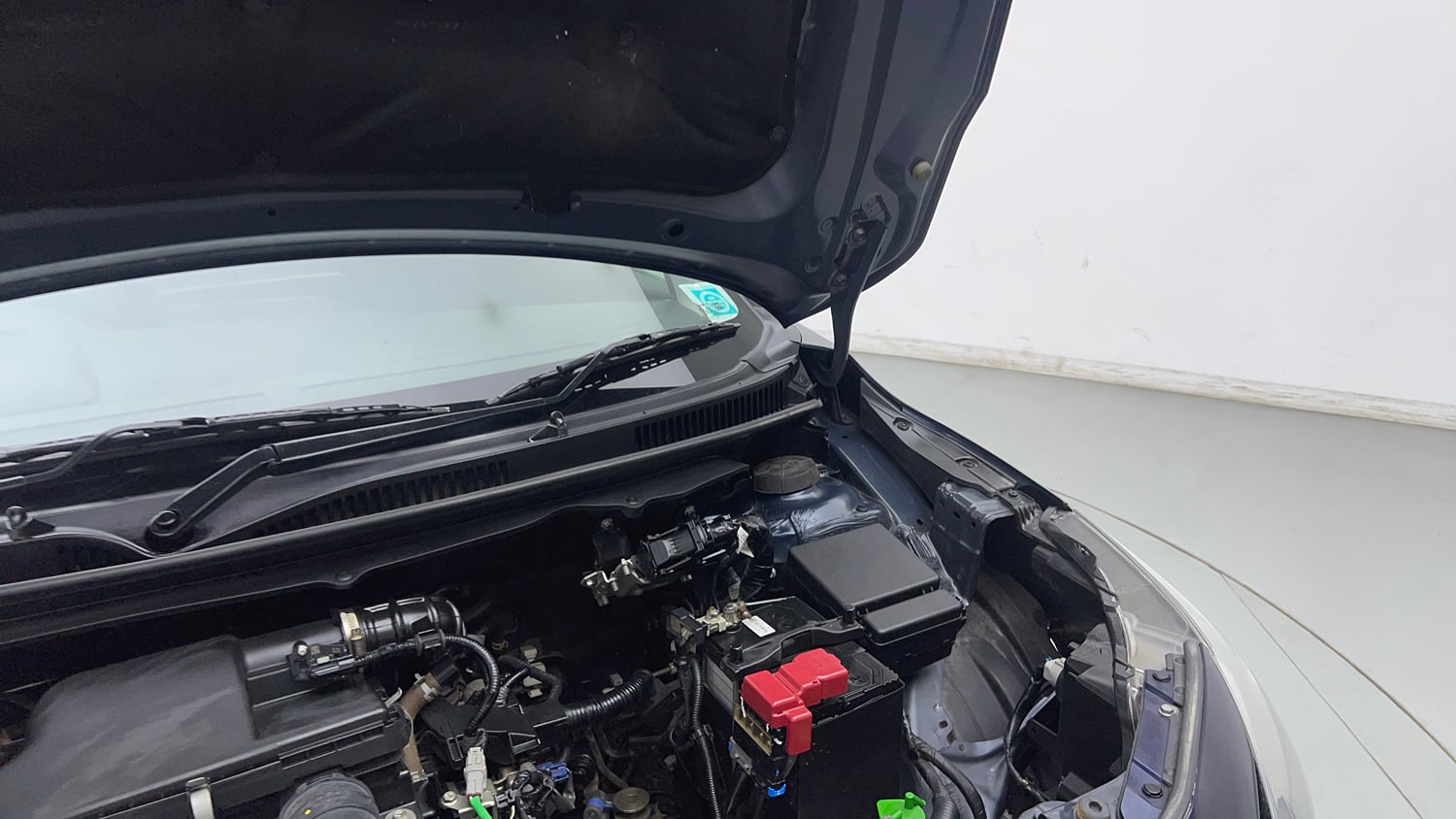 Used 2025 Maruti Suzuki Baleno Alpha MT Petrol Manual engine ENGINE LEFT SIDE HINGE & APRON VIEW