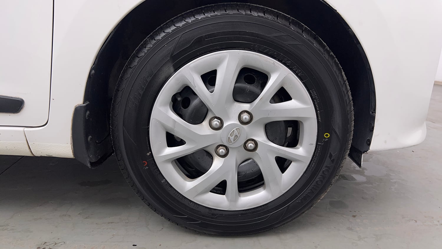 Used 2017 Hyundai Grand i10 Sportz (O) 1.2 Kappa VTVT Petrol Manual tyres RIGHT FRONT TYRE RIM VIEW