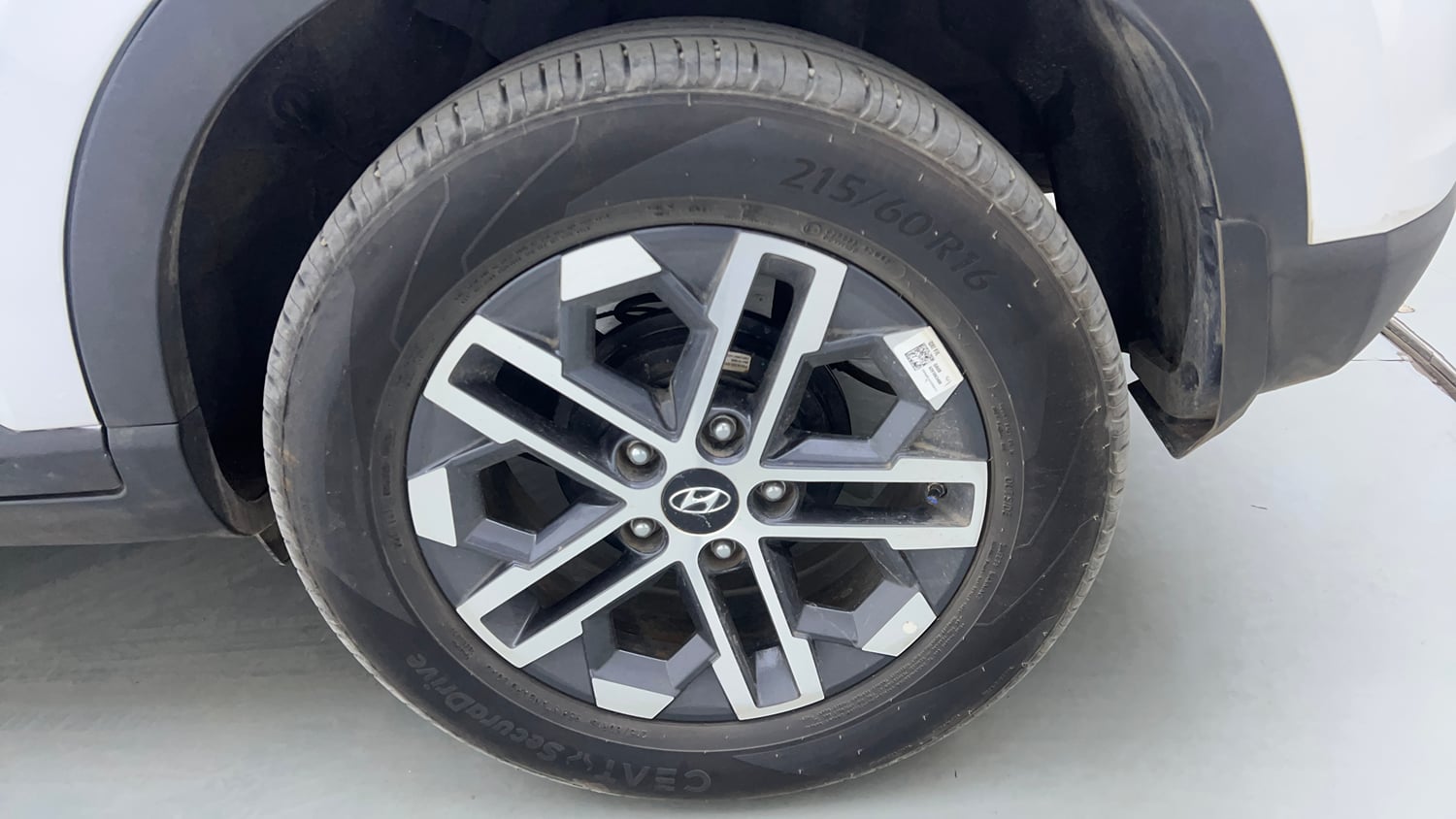 Used 2025 Hyundai Venue SX (O) 1.0 Turbo DCT Petrol Automatic tyres LEFT REAR TYRE RIM VIEW
