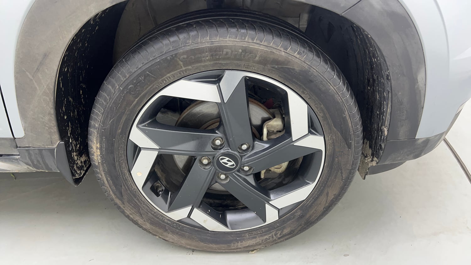Used 2023 Hyundai Alcazar Platinum 7 STR 1.5 Turbo Petrol Petrol Manual tyres RIGHT FRONT TYRE RIM VIEW
