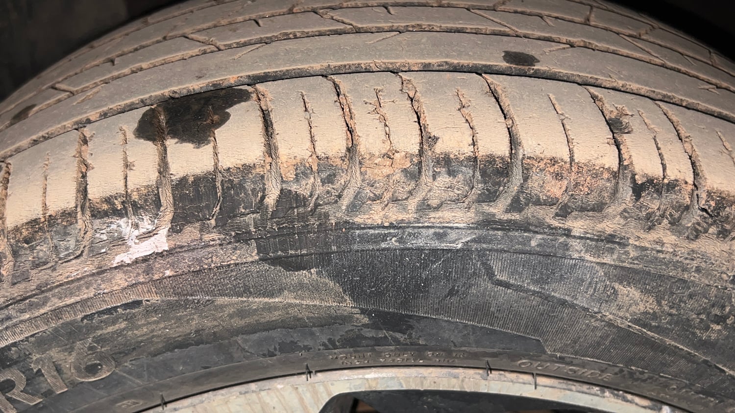 Used 2023 Hyundai i20 Asta 1.2 MT Petrol Manual tyres LEFT FRONT TYRE TREAD VIEW
