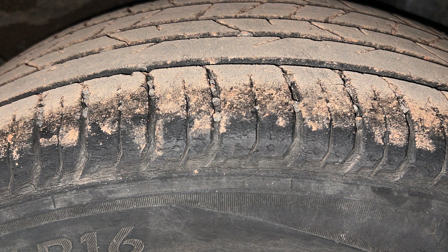 Used 2023 Hyundai i20 Asta 1.2 MT Petrol Manual tyres LEFT REAR TYRE TREAD VIEW