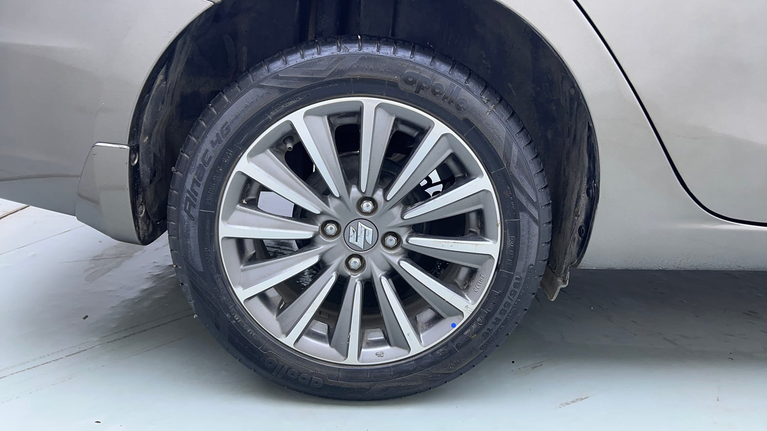 Used 2019 Maruti Suzuki Ciaz Alpha Hybrid 1.5 AT Petrol Automatic tyres RIGHT REAR TYRE RIM VIEW