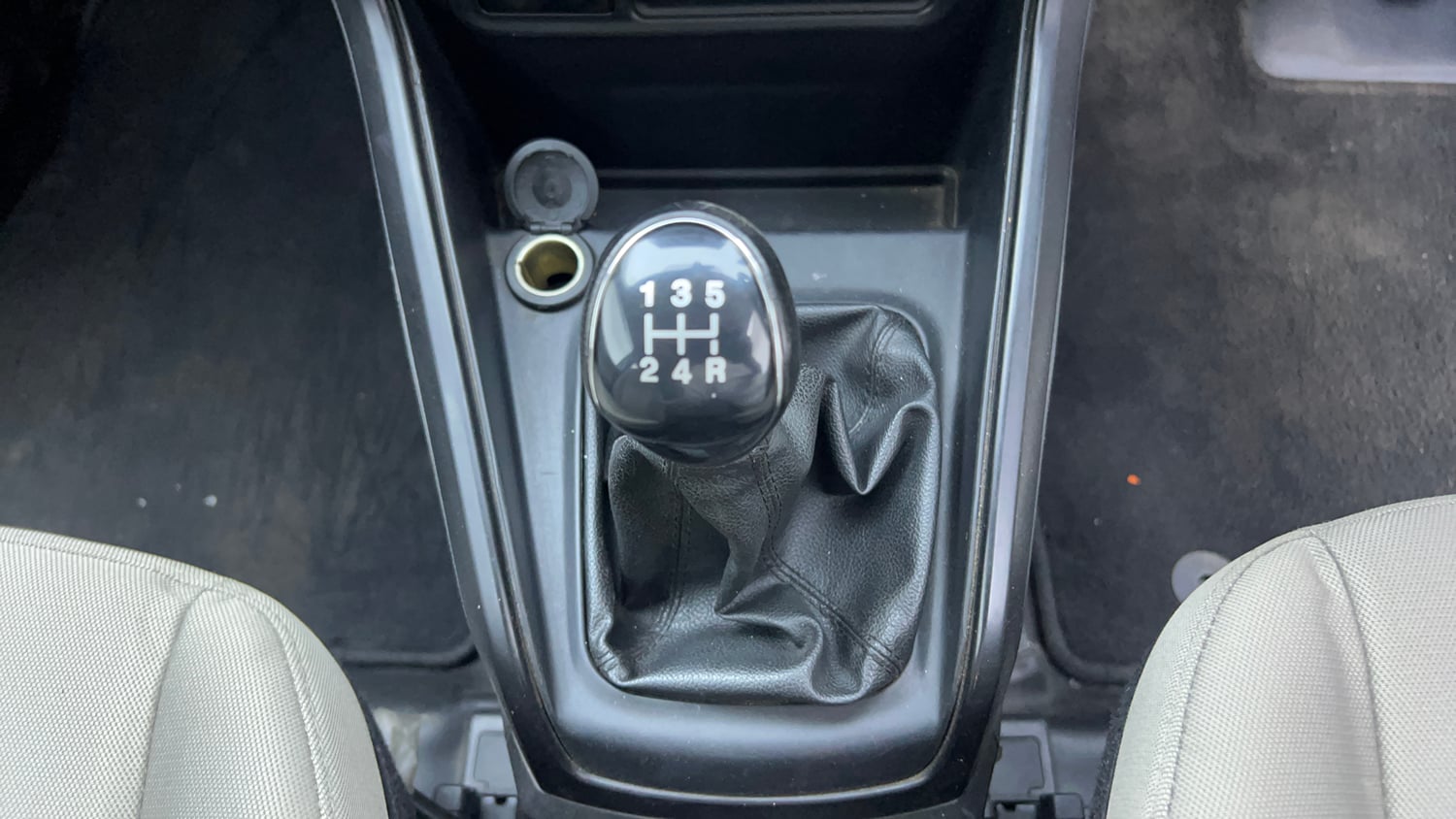 Used 2021 Ford EcoSport Trend 1.5L TDCi Diesel Manual interior GEAR  KNOB VIEW